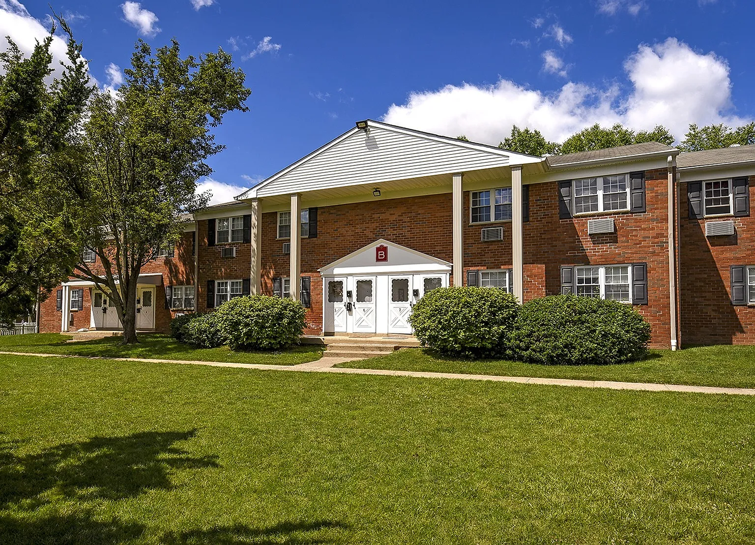Country Manor Apartments — Photo 4