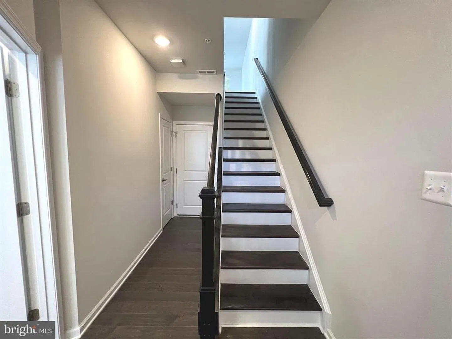 Bright and airy 3bd 3.5bth end of group garage townhome located in Shannon Glen community. — Photo 2