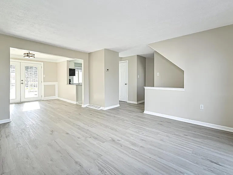 217 Bellwood Ct — Photo 2