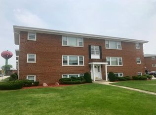 9465 Maple Dr, Des Plaines, IL 60018