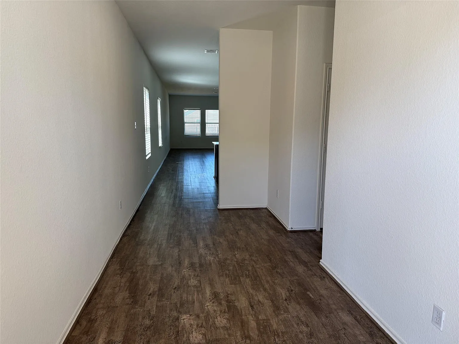 4 bed, 2.0 bath, 1627 sqft, $2,139 — Photo 4