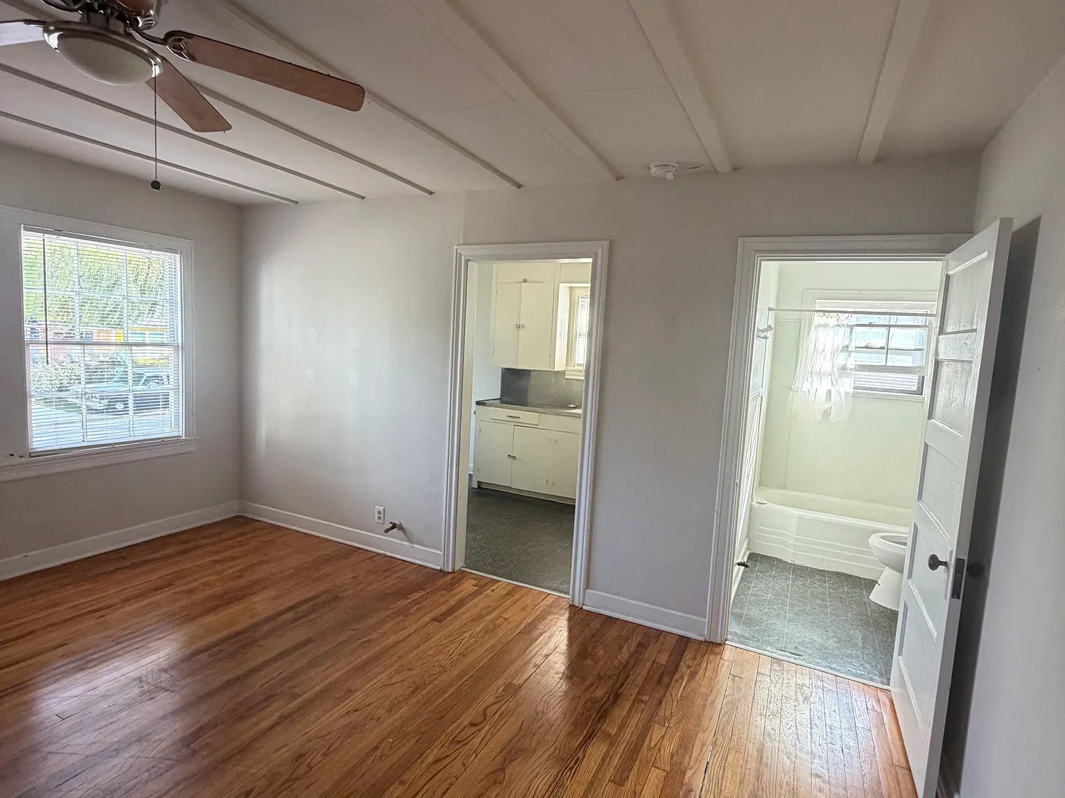 Studio, 400 sqft, $1,200 — Photo 2