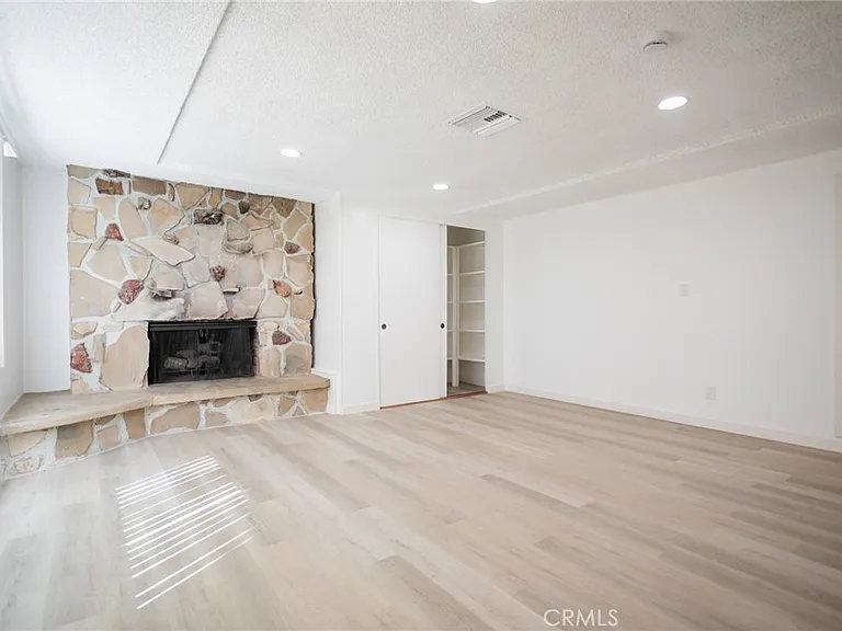 11801 Rexford Rd — Photo 4