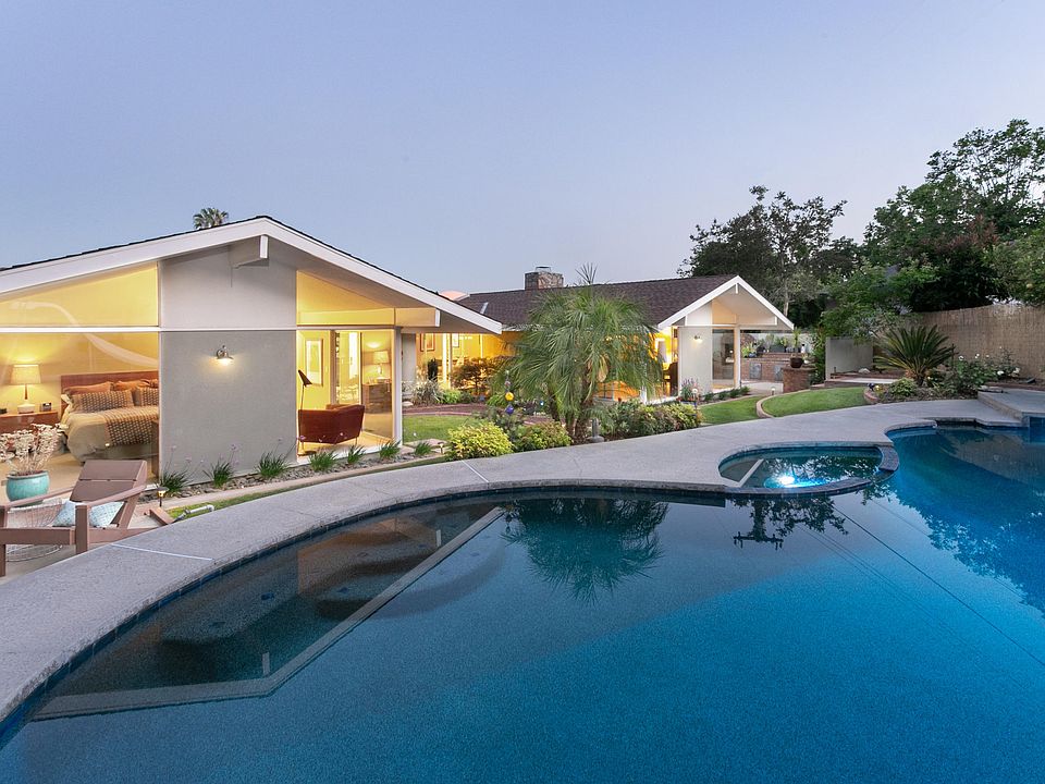 2nd image of 825 Via Estrellita Ave