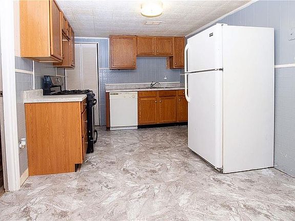 3rd image of 2982 Tibbetts Wick Rd