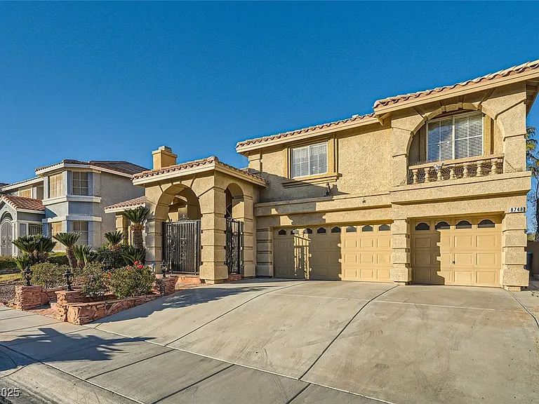 8748 Castle Hill Ave — Photo 2