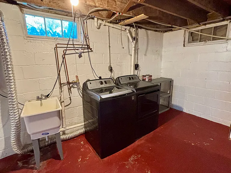 221 E Hughes St — Photo 23
