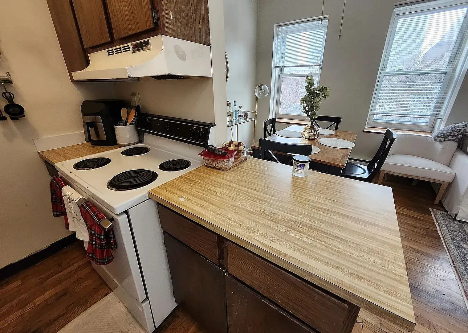 No Brokers Fee Unit in Beacon Hill Top Floor, Big bedrooms, Roof Deck, Laundry on a Site — Photo 1