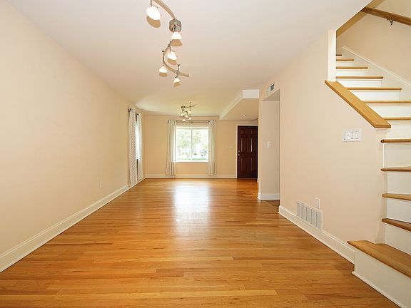 5th image of 11 Barmore Dr E