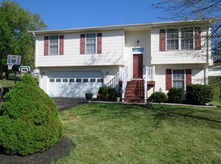 3382 Village Ct NE, Roanoke, VA 24012