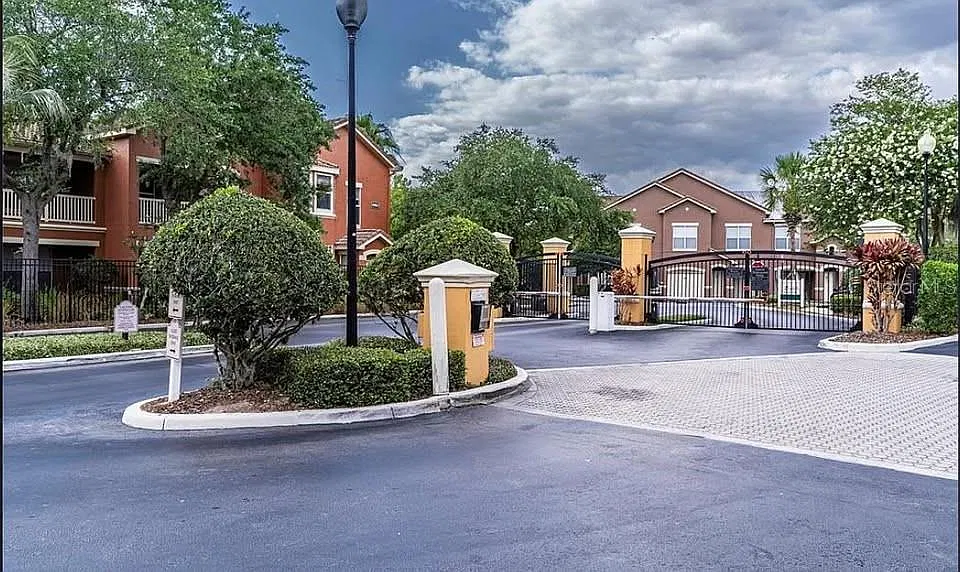3 bed, 2.0 bath, 1369 sqft, $2,000 — Photo 2