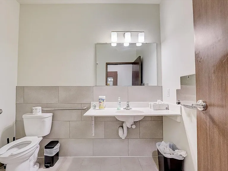 1120 N Windsor Ave — Photo 38