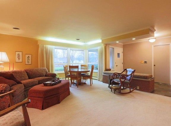 3rd image of 456 E Schreyer Pl