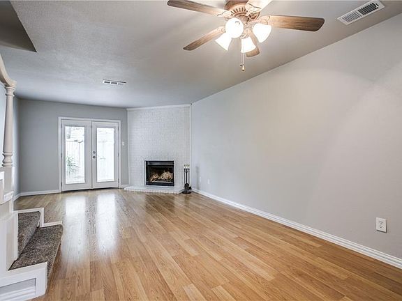 3rd image of 613 Carriagehouse Ln APT 4