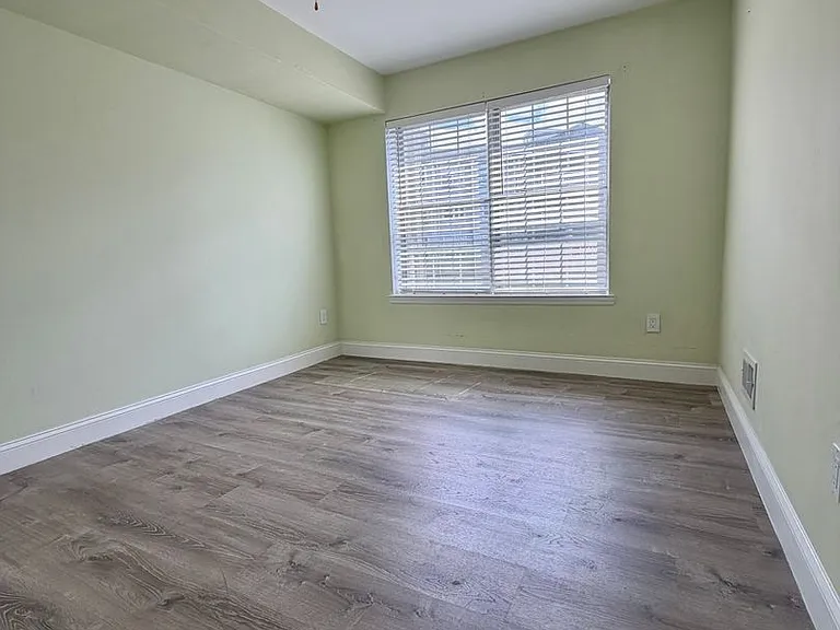 401 Waters Edge Dr — Photo 16