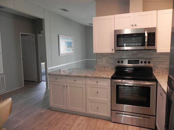 Eat-in kitchen