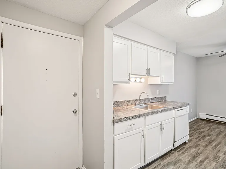 Hillcrest Club Apartments — Photo 24