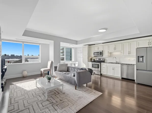 31 Kings Wharf Pl #705, Dartmouth, NS B2Y 0C2