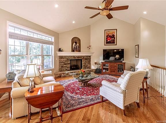3rd image of 284 Bay Laurel Ln