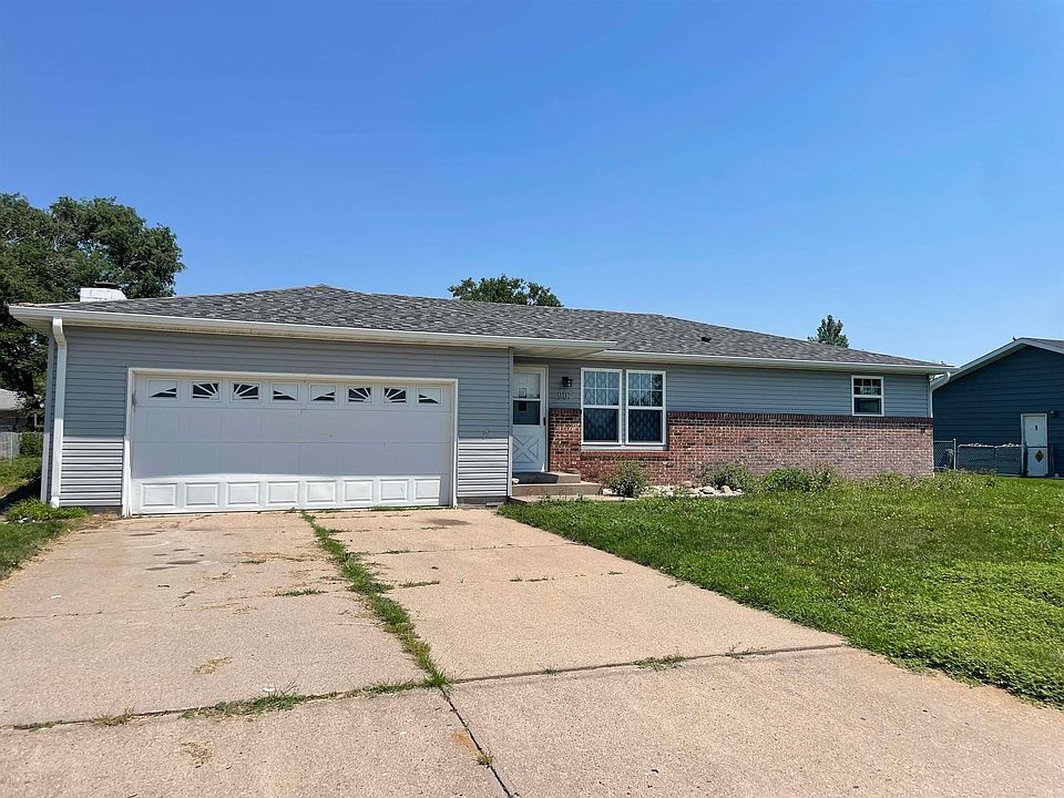 1st image of 907 W 15th St