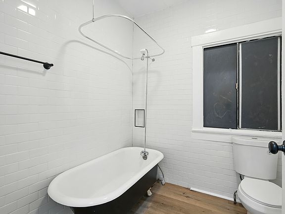 3rd image of 1526 S Hope St #F42345209