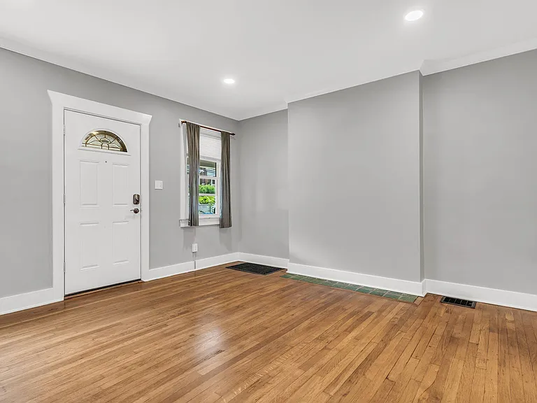 945 Mirror St — Photo 5