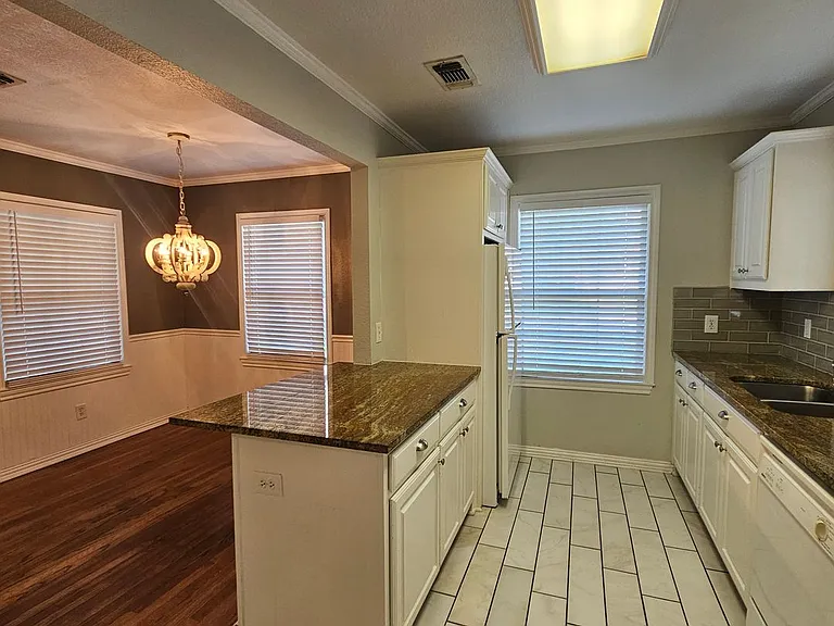 307 N Bradley St — Photo 24