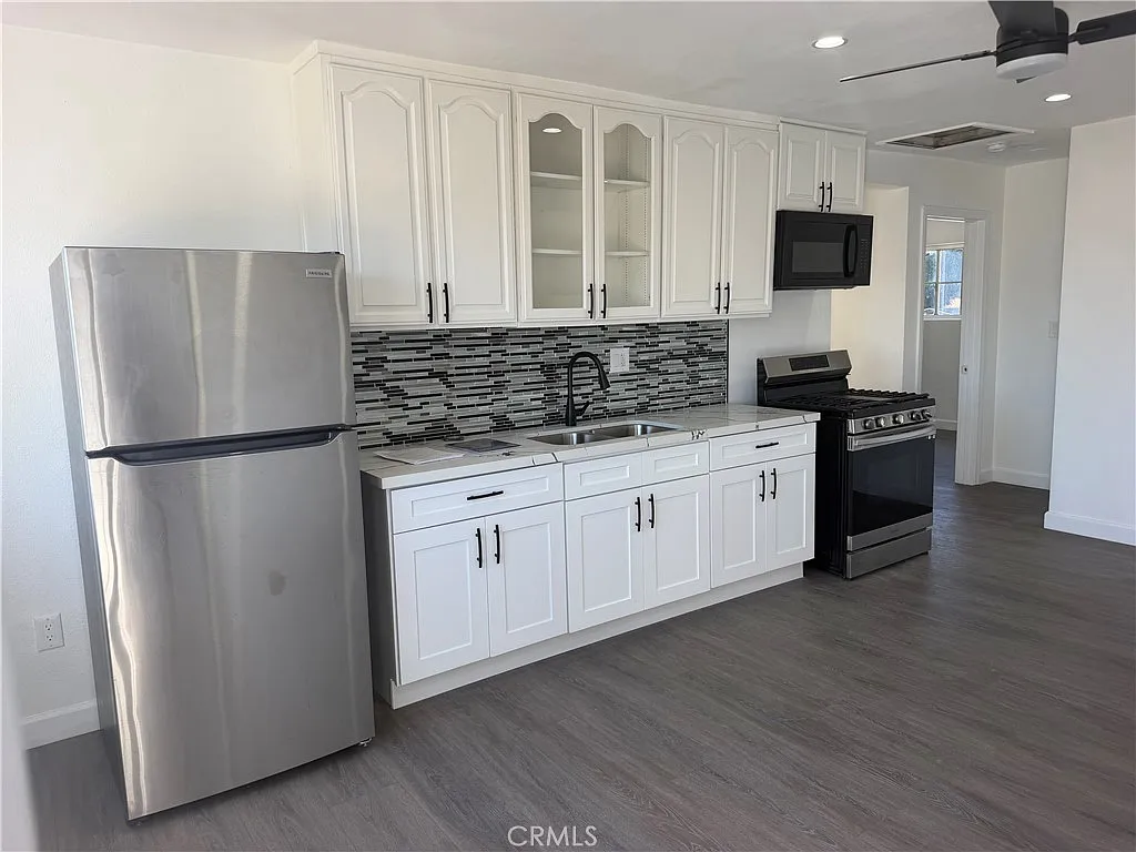 3 bed, 780 sqft, $3,650 — Photo 1