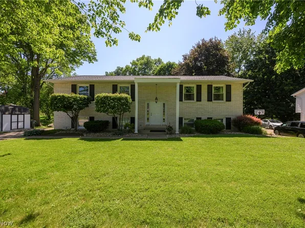 1300 Hyacinth Dr NE, North Canton, OH 44720