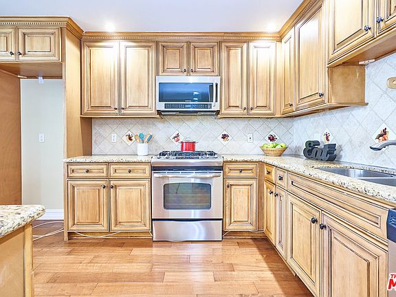 5th image of 412 S Wilton Pl APT 303