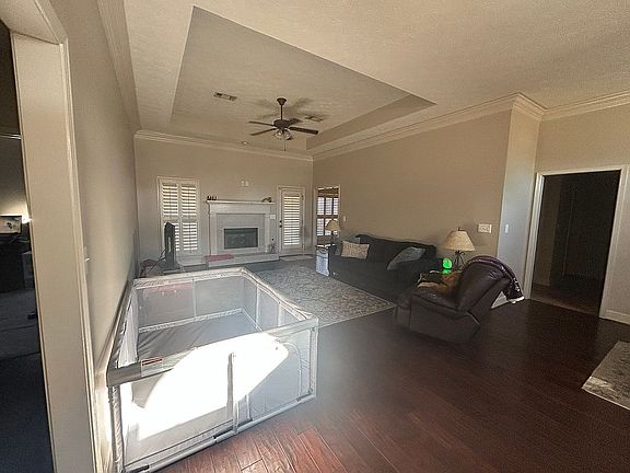 4th image of 586 Ingleside Way