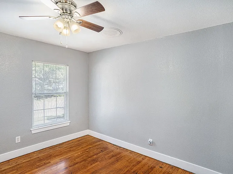 2533 Warren Ave — Photo 46