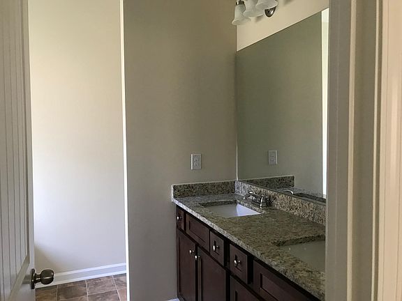 4th image of 557 Tulip Ln