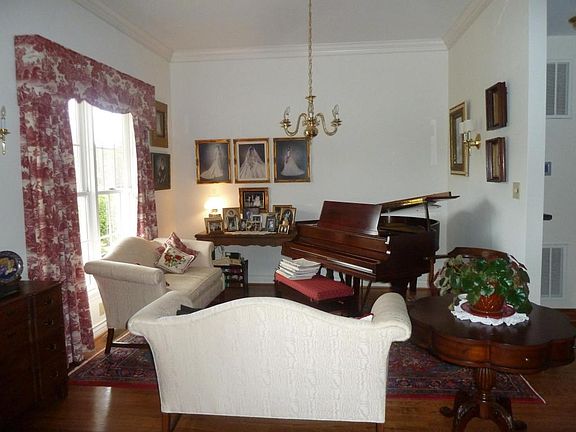 5th image of 400 Hazelridge Ln
