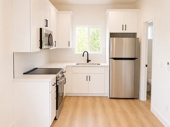 5th image of 3367-3371 B St #8