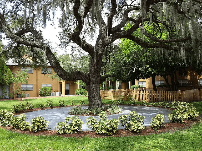 Oak Manor Apartment Homes — Photo 19