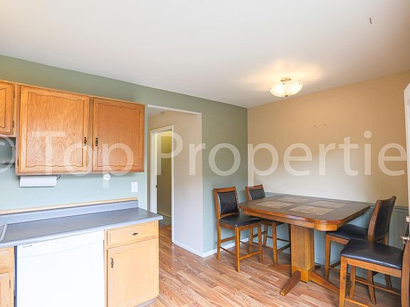 3rd image of 21 Evergreen St