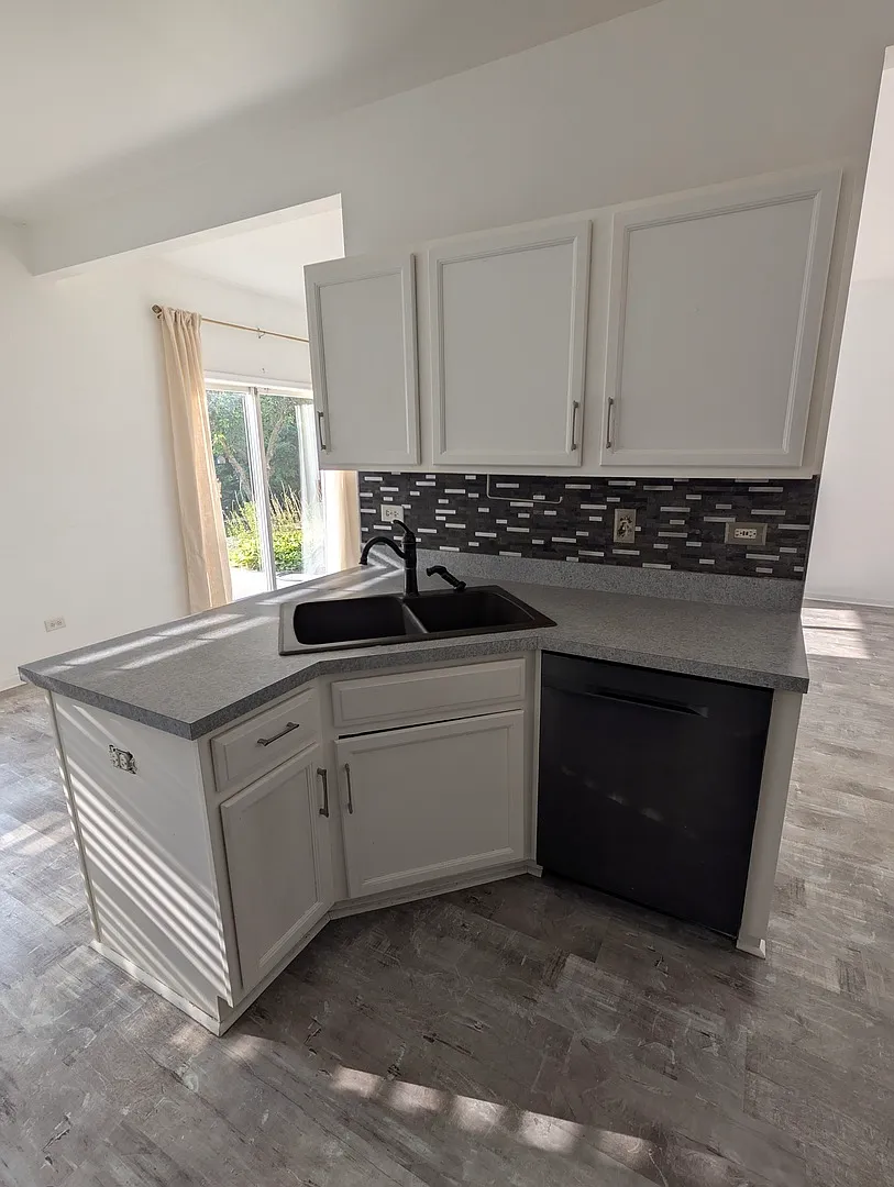 3 bed, 1.5 bath, 1271 sqft, $2,700 — Photo 4