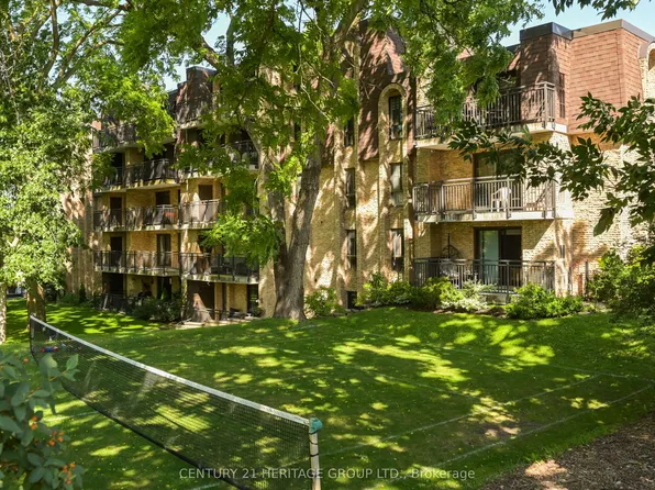 15390 Yonge St #Penthouse 1, Aurora, ON L4G 1N8