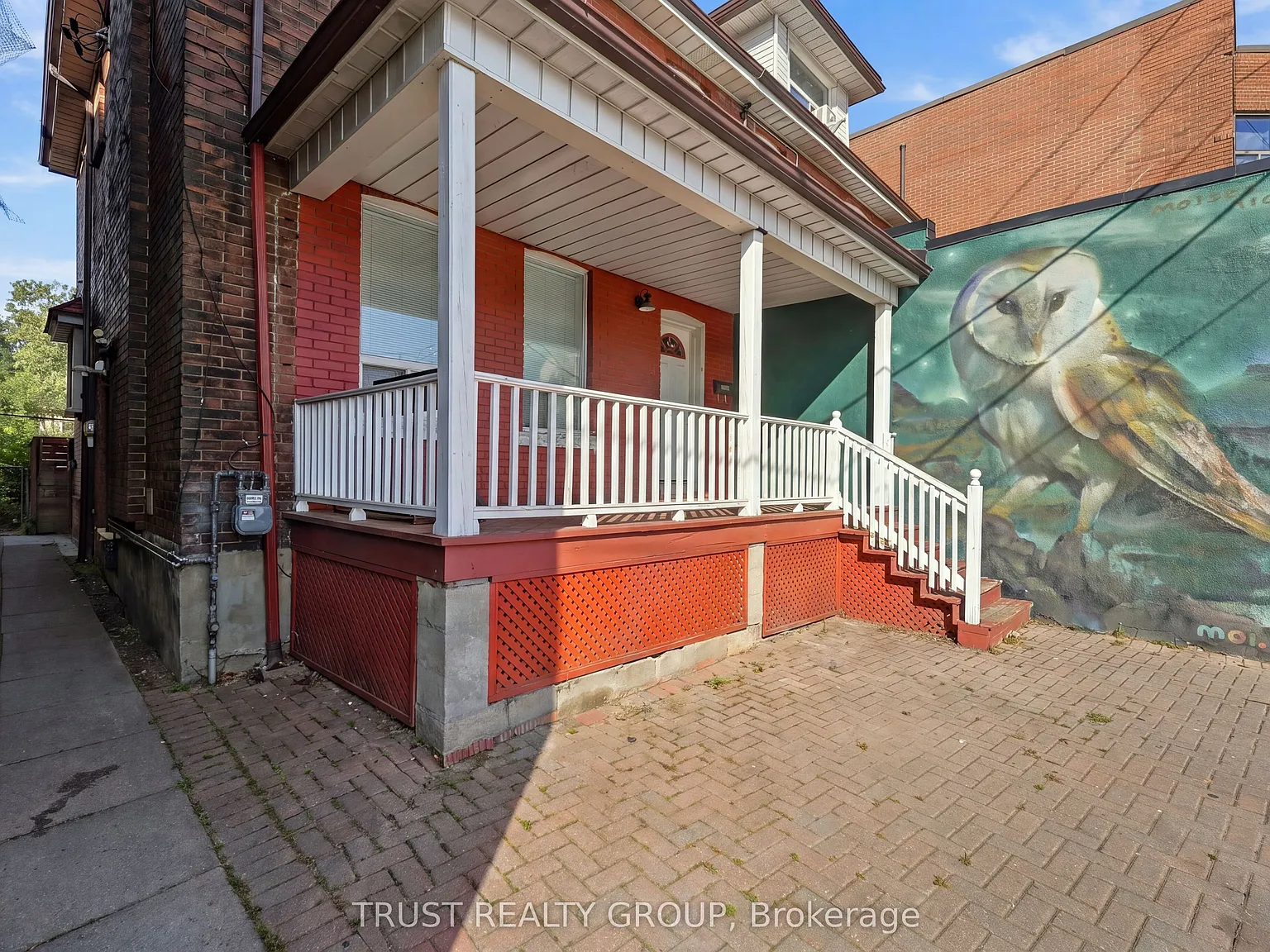 2279 Dundas St W — Photo 2