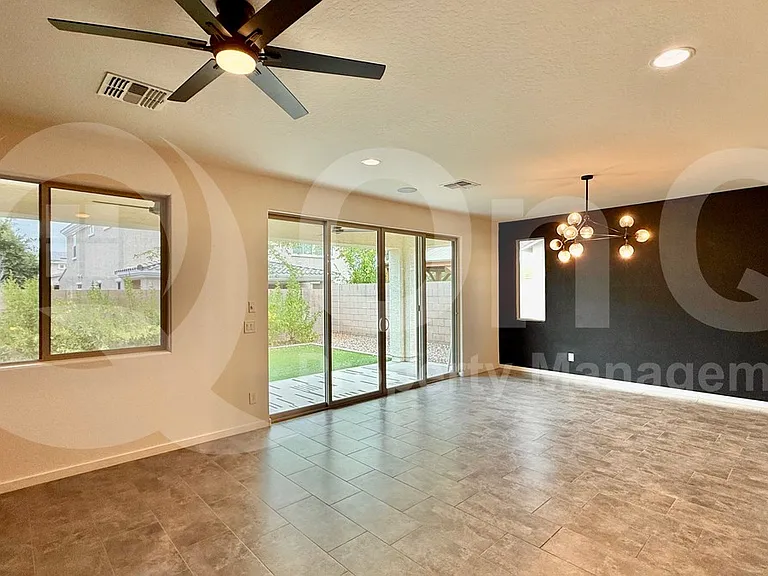 2906 E Russell St — Photo 7