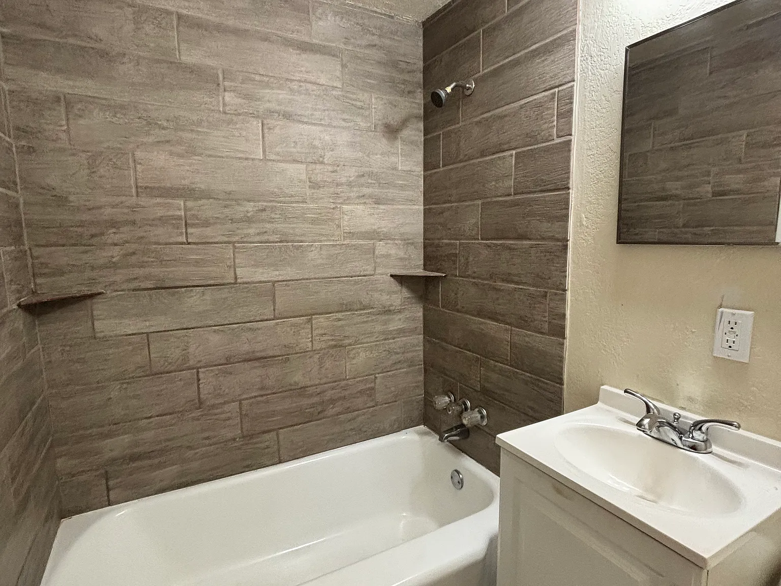 3 bed, 900 sqft, $1,350 — Photo 4