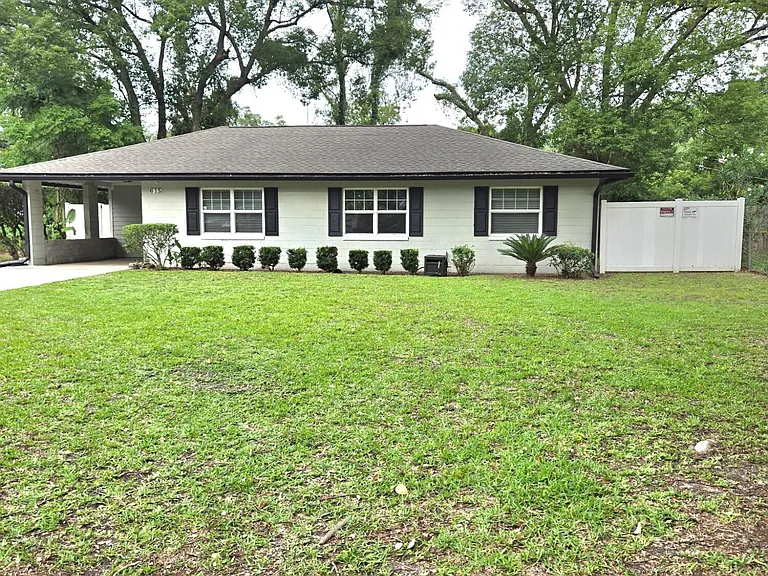 615 Luna Ct — Photo 1
