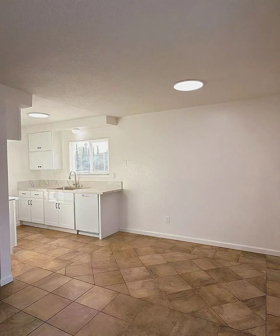 2 bed, 900 sqft, $2,150 — Photo 3