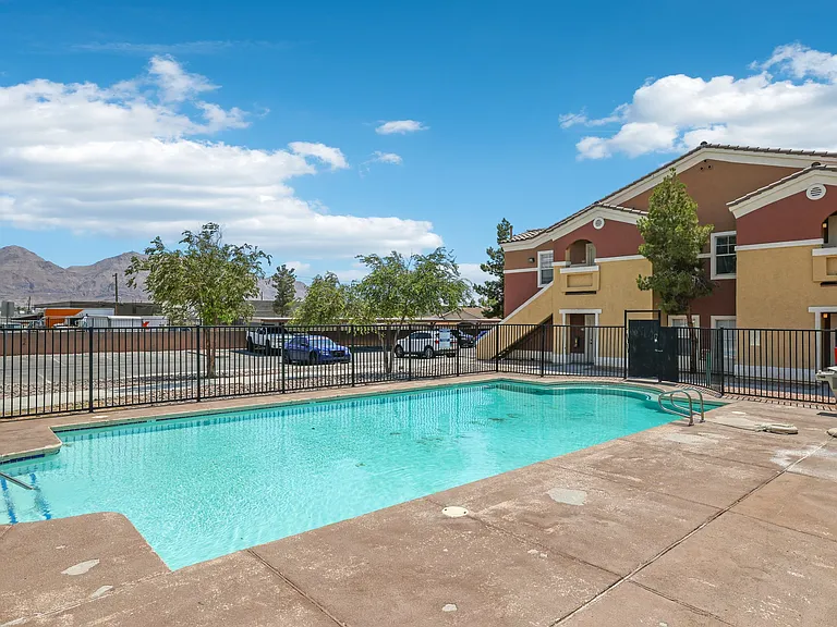 Sunrise Park Condominiums — Photo 37