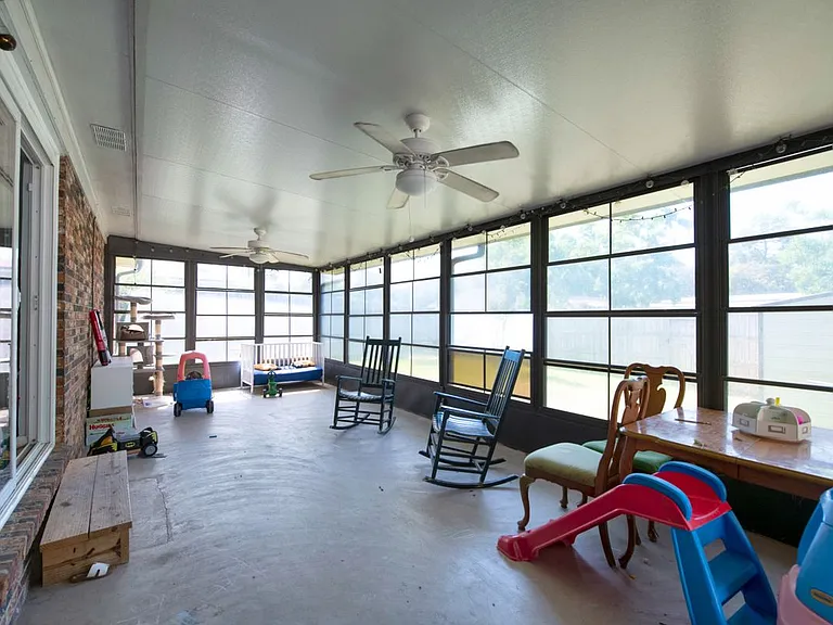 1126 Coral Dr — Photo 18