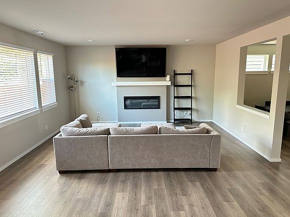 5th image of 2406 Hyde Ct NE