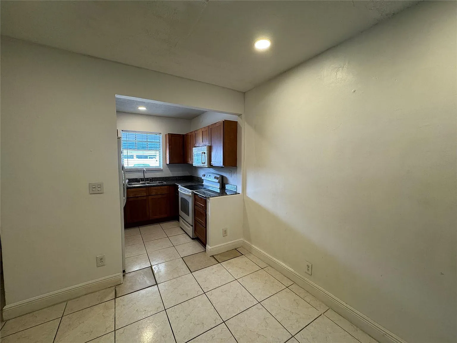 2 bed, 2.0 bath, 1050 sqft, $2,500 — Photo 2