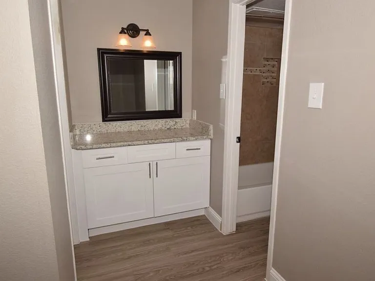 Lakeshore Villa Apartments — Photo 13