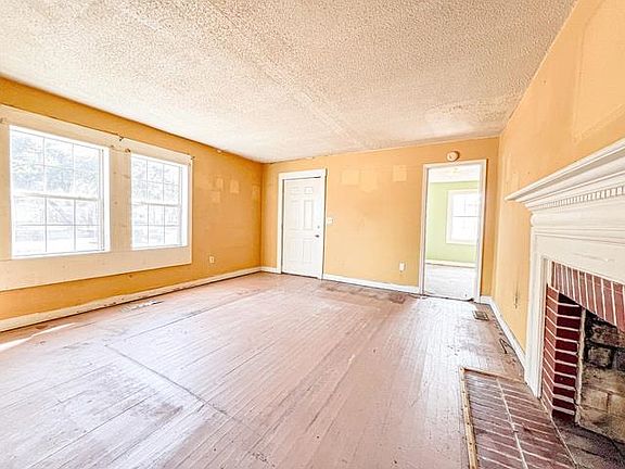 4th image of 615 Palm St.